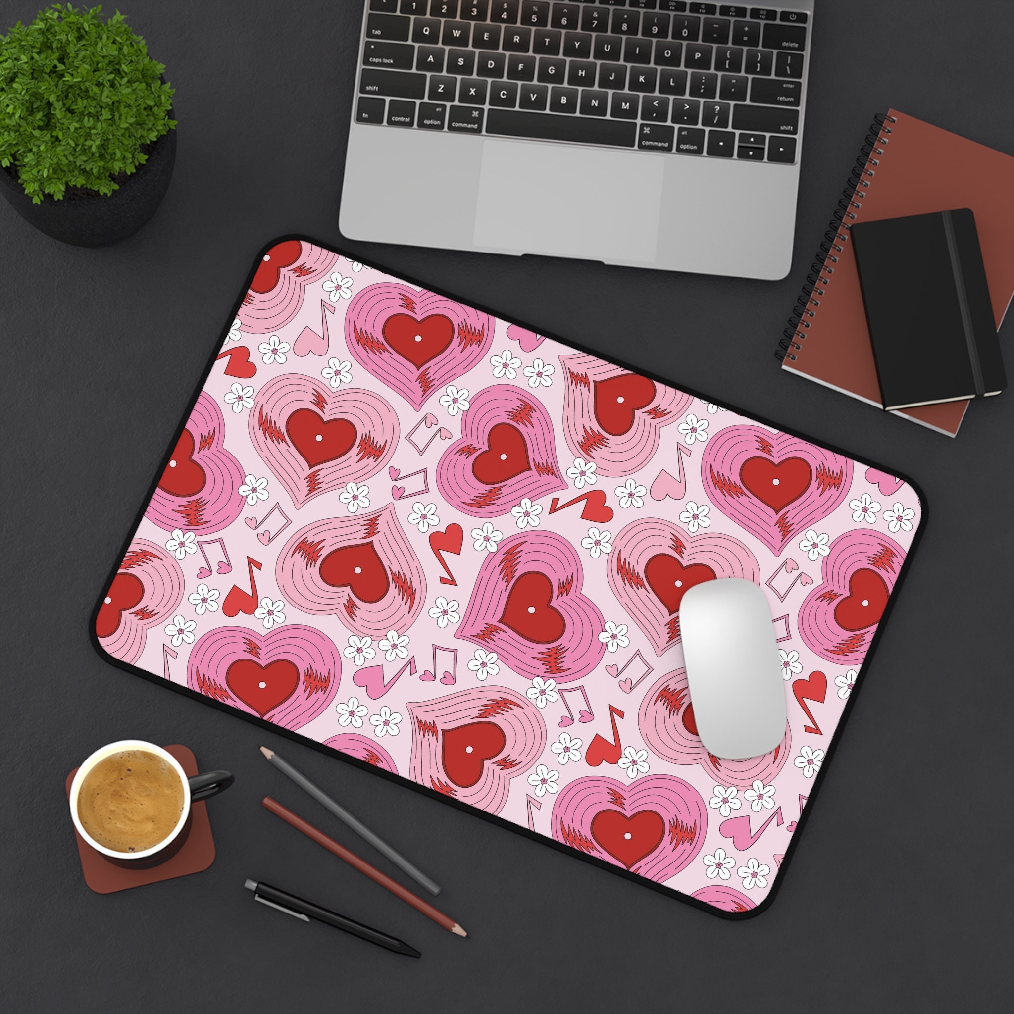 Heart-shaped Vinyl Record Desk - مراجعة Retro Gaming Laptop وسعره