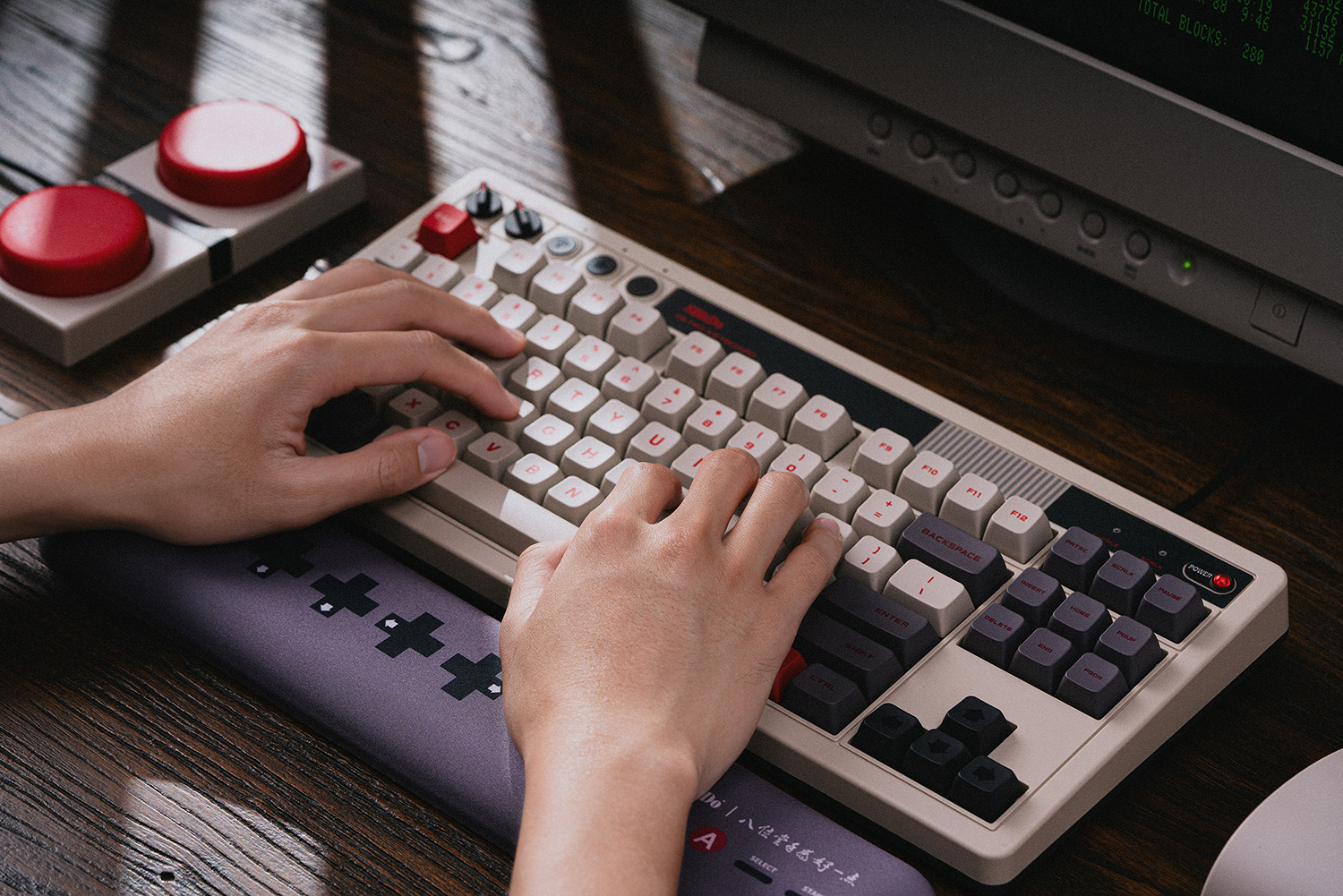 8Bitdo Retro Mechanical Keyboa - مراجعة Retro Gaming Com وسعره